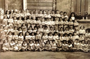 FOTO FINE ANNI 40, PRIMI ANNI 50 (la suora a destra è Suor Igilda Tosini)